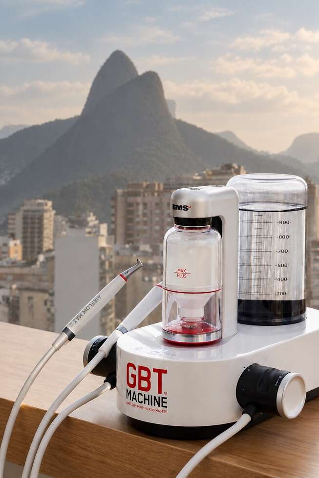 Equipamento Airflow com o Morro Dois Irmãos ao fundo