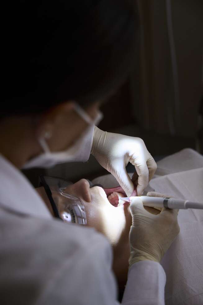 Limpeza dental com Airflow sendo realizada