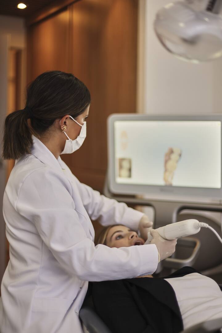 Atendimento odontológico no consultório