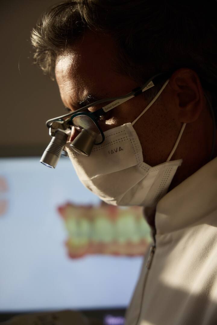 Especialista durante procedimento odontológico de precisão